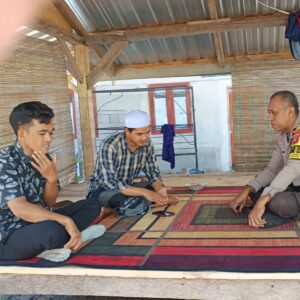 Bhabinkamtibmas Desa Lenek Laksanakan Sambang dan Silaturahmi, Tekankan Pencegahan Bullying di Lingkungan Ponpes