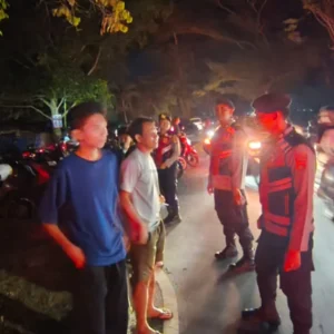 Polres Lombok Barat Perkuat Keamanan Taman Kota Melalui Patroli Dialogis dan Sosialisasi KEMOS 110