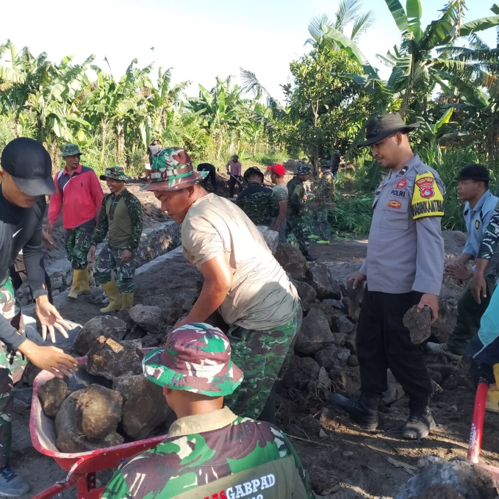 Sinergitas TNI–Polri Menguat, Personel Polsek Suralaga Ikut Gotong Royong TMMD Ke-128 di Paok Lombok