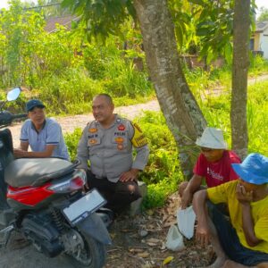 Bhabinkamtibmas Desa Jelantik Perkuat Silaturahmi dengan Warga, Sampaikan Pesan Kamtibmas