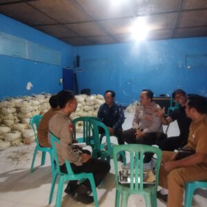 Bhabinkamtibmas Dasan Lekong Monitoring Pembagian 1.195 Paket Sembako, Warga Dihimbau Tertib