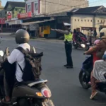 Upaya Menjaga Kamseltibcarlantas, Polsek Batulayar Laksanakan Pengaturan Lalu Lintas Intensif di Simpang 3 Montong