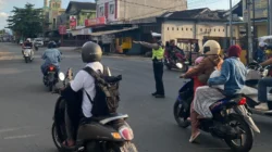 Upaya Menjaga Kamseltibcarlantas, Polsek Batulayar Laksanakan Pengaturan Lalu Lintas Intensif di Simpang 3 Montong