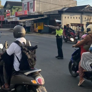 Upaya Menjaga Kamseltibcarlantas, Polsek Batulayar Laksanakan Pengaturan Lalu Lintas Intensif di Simpang 3 Montong