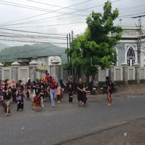 Menjaga Tradisi Tetap Aman, Polsek Kuripan Kawal Prosesi Adat Nyongkolan di Lombok Barat