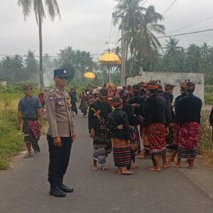 Bhabinkamtibmas dan Babinsa Amankan Nyongkolan, Pastikan Arus Lalu Lintas Tetap Kondusif