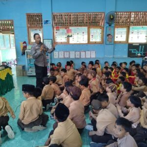 1.	Personel Polsek Selong Laksanakan Penyuluhan di SDN 1 Rakam