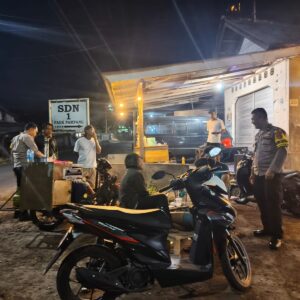 Jaga Kondusifitas Wilayah, Personel Polsek Sukamulia Gelar Patroli Malam