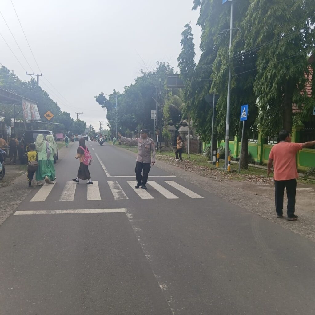Personel Polsek Suela Laksanakan Pengaturan Lalu Lintas Di Depan SDN 02 Suela