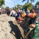 Babinsa Narmada Bersama Warga Timbun Area Pemakaman Umum