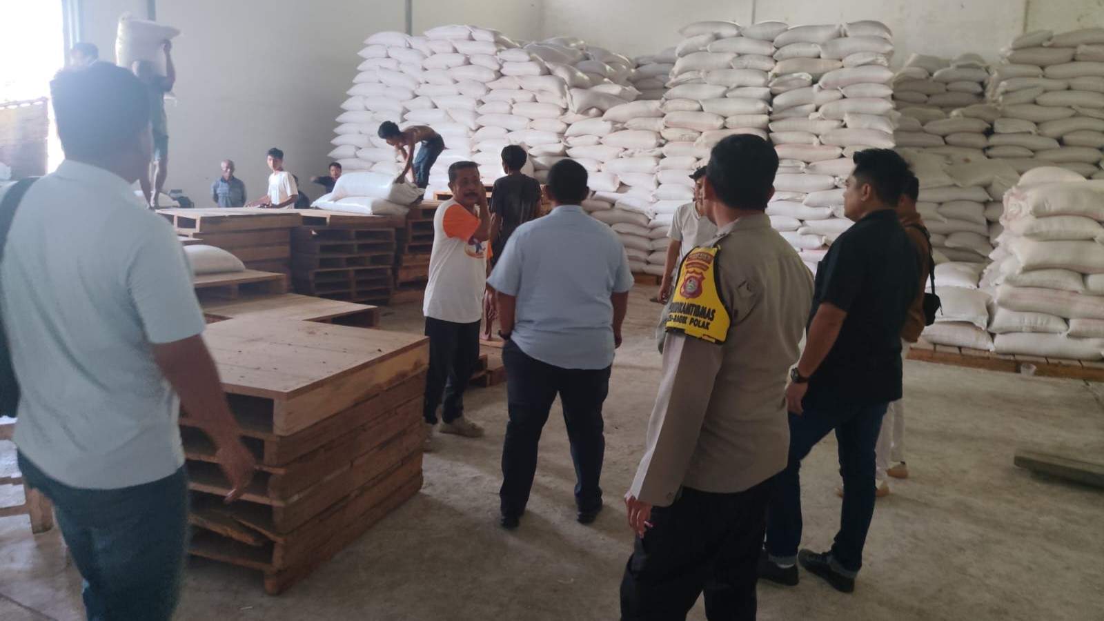 Kawal Stok Pangan Nasional, Polsek Labuapi Dampingi Petani