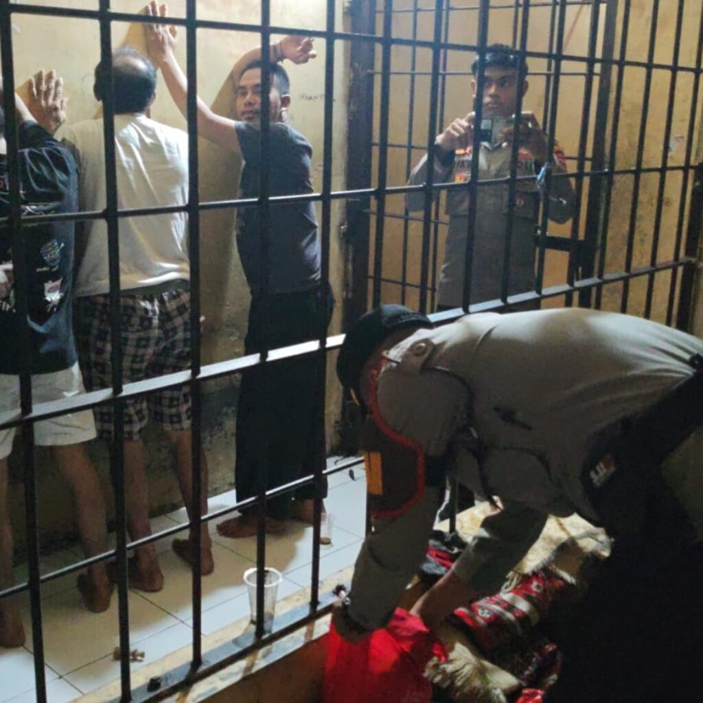 Polres Bima Kota Gelar Razia Tahanan, Antisipasi Barang Terlarang di Sel