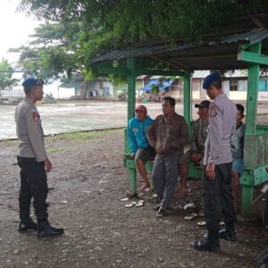 “Polisi Peduli” Satpolairud Polres Bima Kabupaten Berbaur dan Bantu Kegiatan Petani