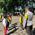 “Polisi Peduli” Bhabinkamtibmas Polsek Tambora Melatih PBB Pelajar SD Persiapan Upacara Hardiknas 2026