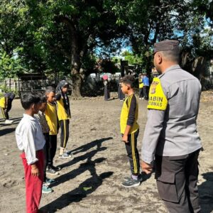 “Polisi Peduli” Bhabinkamtibmas Polsek Tambora Melatih PBB Pelajar SD Persiapan Upacara Hardiknas 2026