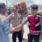 Sentuhan Humanis,  Polres Bima Kota Bagikan Snack kepada Buruh Pikul di Hari Buruh