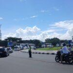 Prioritas Jalur Haji: Aksi Sigap Personel Polres Lombok Barat Amankan Rombongan di Bundaran GMS