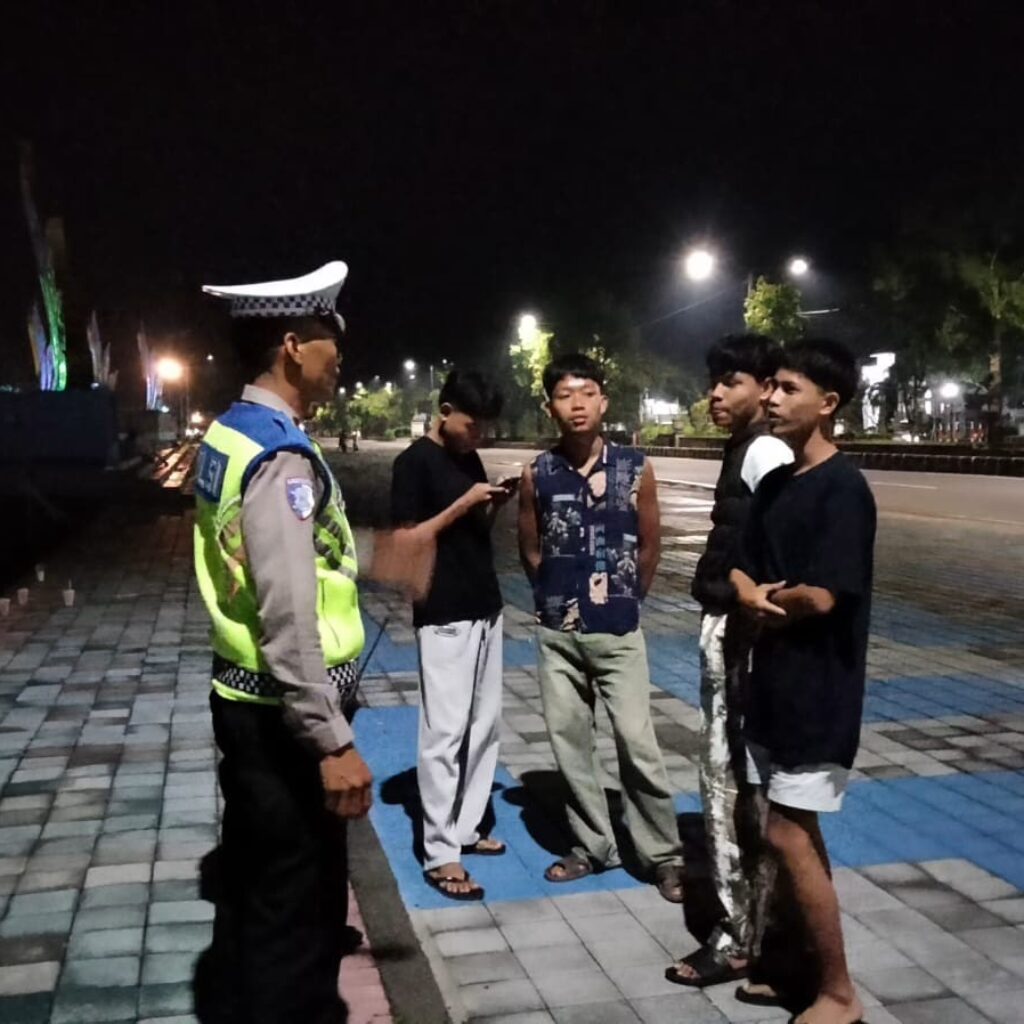 Satlantas Polres Lombok Barat Kepung Jalur Rawan, Pastikan Malam Masyarakat Aman dari Kriminalitas