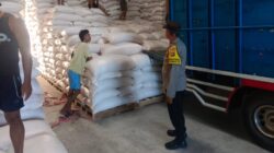 Distribusi Jagung ke Gudang Bulog Dikawal Polsek Gerung