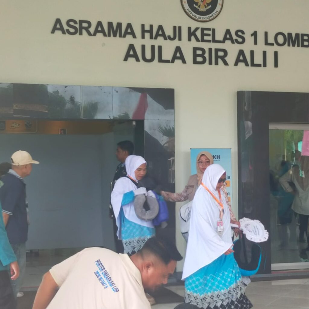 Polisi Kawal Ketat Keberangkatan Jamaah Haji Kloter 8 Asal Lombok Barat