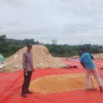 Bhabinkamtibmas Desa Kiwu Aktif Dukung Ketahanan Pangan, Pantau Penjemuran Jagung Warga