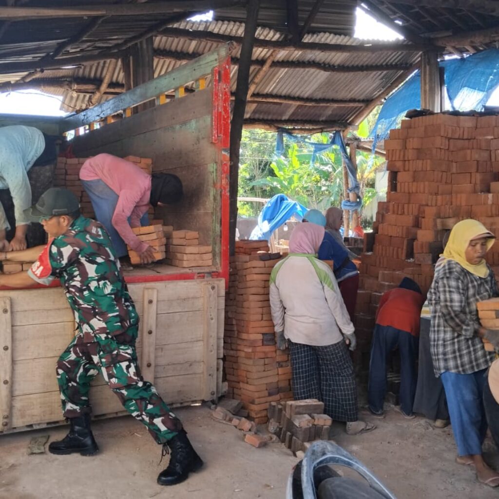 Dari Angkut Batu Bata, Terjalin Kedekatan TNI dan Rakyat