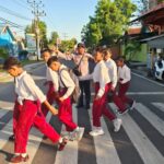 Polsek Rasanae Timur Laksanakan Pergelaran Rawan Pagi, Bantu Pelajar Menyebrang