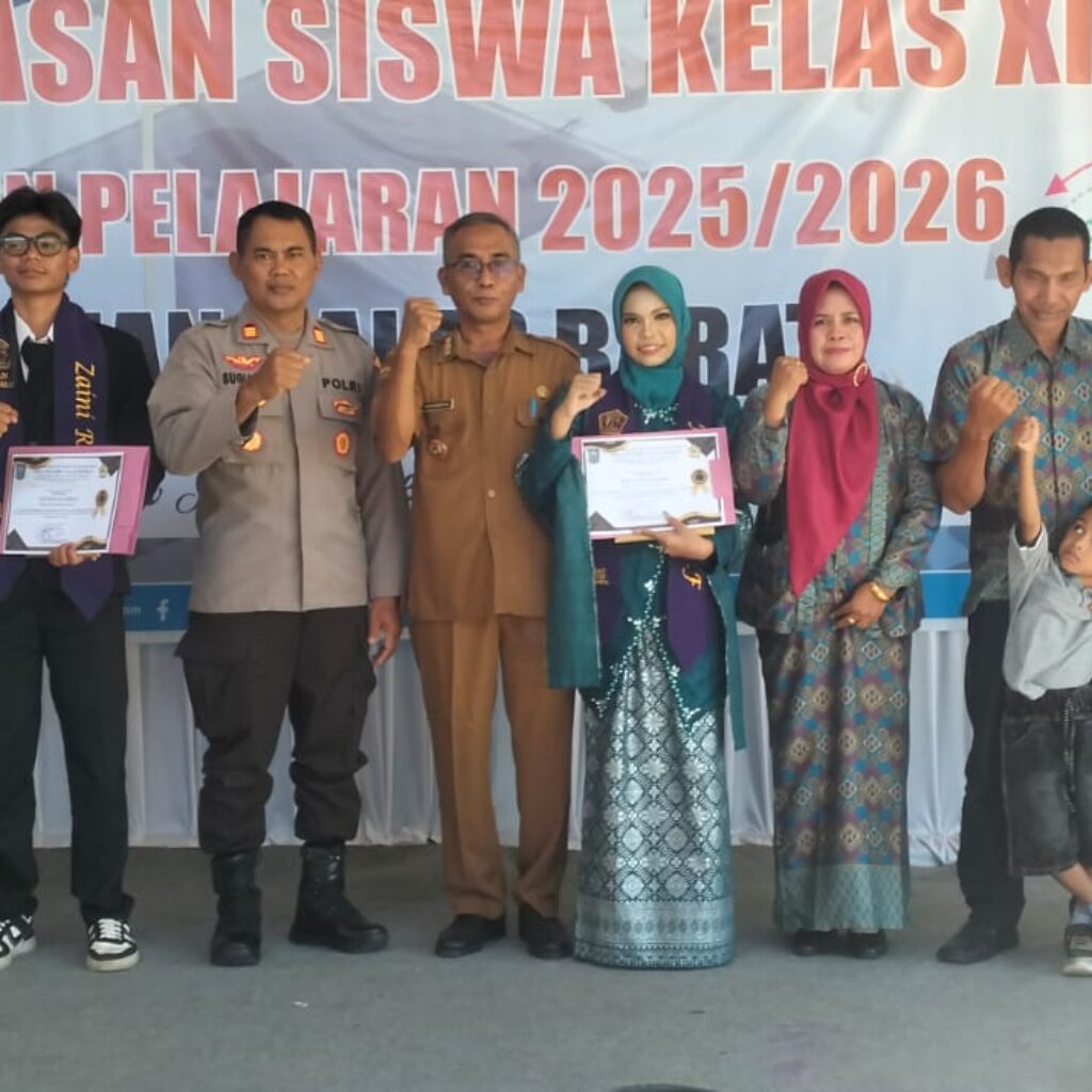 Hadir Dalam Pelepasan Siswa SMAN 1 Alas Barat, Kapolsek Berikan Motivasi dan Antisipasi Konvoi Lulusan
