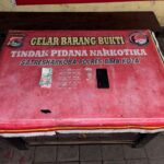 Edarkan Shabu di Desa Nae, Pria 29 Tahun Dibekuk Sat Resnarkoba Polres Bima Kota  Kota Bima, NTB – Satuan Reserse Narkoba (Sat Resnarkoba) Polres Bima Kota kembali berhasil mengungkap kasus peredaran narkotika jenis shabu di wilayah hukumnya. Seorang terduga pelaku berhasil diamankan dengan barang bukti sebanyak 19 poket shabu siap edar dengan berat bruto 4,04 gram.  Pengungkapan tersebut terjadi pada hari Senin, 04 Mei 2026 sekitar pukul 21.00 Wita, bertempat di RT 003 RW 002 Desa Nae, Kecamatan Sape, Kabupaten Bima.  Terduga pelaku diketahui berinisial AN (29), seorang wiraswasta, warga Desa Nae, Kecamatan Sape, Kabupaten Bima.  Kapolres Bima Kota AKBP Mubiarto, S.I.K., M.M., melalui Kasat Resnarkoba AKP Jahyadi Sibawaih, S.H., menjelaskan bahwa pengungkapan tersebut berawal dari informasi masyarakat yang menyebutkan sering terjadinya transaksi narkotika jenis shabu di wilayah tersebut.  “Menindaklanjuti informasi tersebut, Tim Opsnal Sat Resnarkoba Polres Bima Kota langsung melakukan penyelidikan hingga memperoleh informasi yang akurat (A1), kemudian melakukan upaya penindakan,” jelasnya.  Saat dilakukan penggerebekan, tim berhasil mengamankan terduga pelaku AN. Dalam proses penggeledahan yang disaksikan oleh masyarakat dan perangkat desa setempat, petugas menemukan barang bukti berupa 19 bungkus plastik klip berisi kristal yang diduga narkotika jenis shabu.  Barang bukti tersebut sempat dibuang oleh terduga pelaku di sekitar lokasi kejadian, namun aksi tersebut terlihat oleh petugas. Terduga pelaku pun mengakui perbuatannya.  Selain itu, petugas juga mengamankan barang bukti lain berupa satu bungkus plastik klip kosong, satu unit handphone merk Vivo warna hitam, serta uang tunai sebesar Rp920.000 yang diduga hasil transaksi.  Dari hasil interogasi awal, terduga pelaku mengaku mendapatkan barang haram tersebut dari seseorang berinisial YU.  Tim kemudian melakukan pengembangan ke rumah yang bersangkutan di lokasi kedua, namun yang bersangkutan tidak berada di tempat. Petugas juga telah melakukan penggeledahan, namun tidak ditemukan barang bukti tambahan.  Selanjutnya, terduga pelaku beserta seluruh barang bukti dibawa ke Mako Polres Bima Kota untuk proses hukum lebih lanjut.  Polres Bima Kota menegaskan komitmennya untuk terus memberantas peredaran narkotika di wilayah hukumnya serta mengimbau masyarakat untuk berperan aktif memberikan informasi terkait aktivitas mencurigakan yang berkaitan dengan penyalahgunaan narkoba.