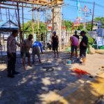 Bhabinkamtibmas Polres Bima Kota Sambangi Warga dan Ikut Gotong Royong Bangun Gapura Masjid