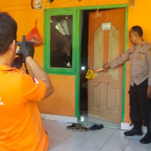 Personel Gabungan Polres Bima Kota Lakukan Olah TKP Penemuan Mayat di Kos-Kosan Sadia