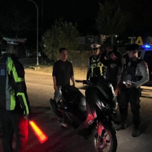 Antisipasi Balapan Liar dan Kecelakaan Lalulintas, Satlantas Polres Bima Kabupaten Optimalkan Patroli Malam Hingga dini Hari     Personel Satlantas Polres Bima Kabupaten Polda metro kembali melaksanakan Patroli malam untuk mencegah balapan liar ,kecelakaan lalu lintas dan kejahatan jalanan lainnya Kamis 7 Mei 2026 .   Patroli malam yang di mulai sejak pukul 23.00.Wita itu dilaksanakan untuk meningkatkan keamanan dan kelancaran arus lalu lintas di wilayah hukum Polres Bima Kabupaten.   Personel di sebar dibeberapa titik yang yang dianggap rawan seperti di seputaran pantai Kalaki hingga pertigaan patung kuda Desa Panda.   Kegiatan ini akan terus di lakukan sebagai langkah antisipasi terjadinya kemacetan dan kecelakaan lalu lintas akibat aksi Balap Liar   Anggota Satlantas Polres Bima Kabupaten yang bertugas juga memberikan himbauan kepada masyarakat agar selalu mengutamakan keselamatan berlalu lintas serta mematuhi peraturan dalam berlalu lintas di jalan raya.    Kapolres Bima AKBP Muhammad Anton Bhayangkara Gaisar S.I.K.,MH.melalui Kasat lantas Iptu Putu Agus Mas Purnomo SH menjelaskan kegiatan ini rutin dilaksanakan, hal tersebut juga merupakan salah satu pelayanan prima Kepolisian kepada masyarakat.   “Kami hadir semata-mata untuk kepentingan masyarakat dan memberikan pelayanan terbaik bagi masyarakat”. Ujarnya.   Kegiatan yang berakhir hingga dini hari itu berjalan dengan lancar dan aman. Situasi Kamtibmas dan arus lalulintas di laporkan dalam keadaan kondusif.
