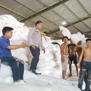 Polri Hadir Kawal Ketahanan Pangan, Bhabinkamtibmas Polres Bima Kota Monitoring Bongkar Muat Jagung