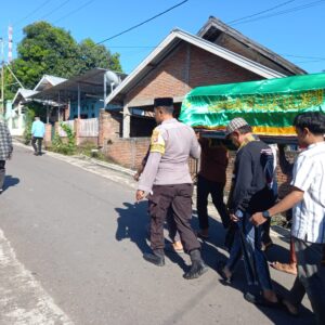 Bhabinkamtibmas Polsek Batu Lanteh Sambangi Rumah Duka Imam Masjid Desa Klungkung