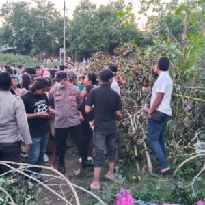 Sesosok Mayat Ditemukan di Halaman Kosong Depan Sekolah, Polres Bima Kota Lakukan Evakuasi dan Olah TKP