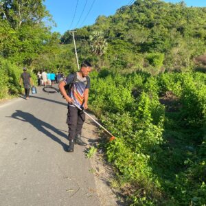 Jumat Bersih di Jalur Wisata Pantai Lawar, Polisi dan Warga Kompak Gotong Royong
