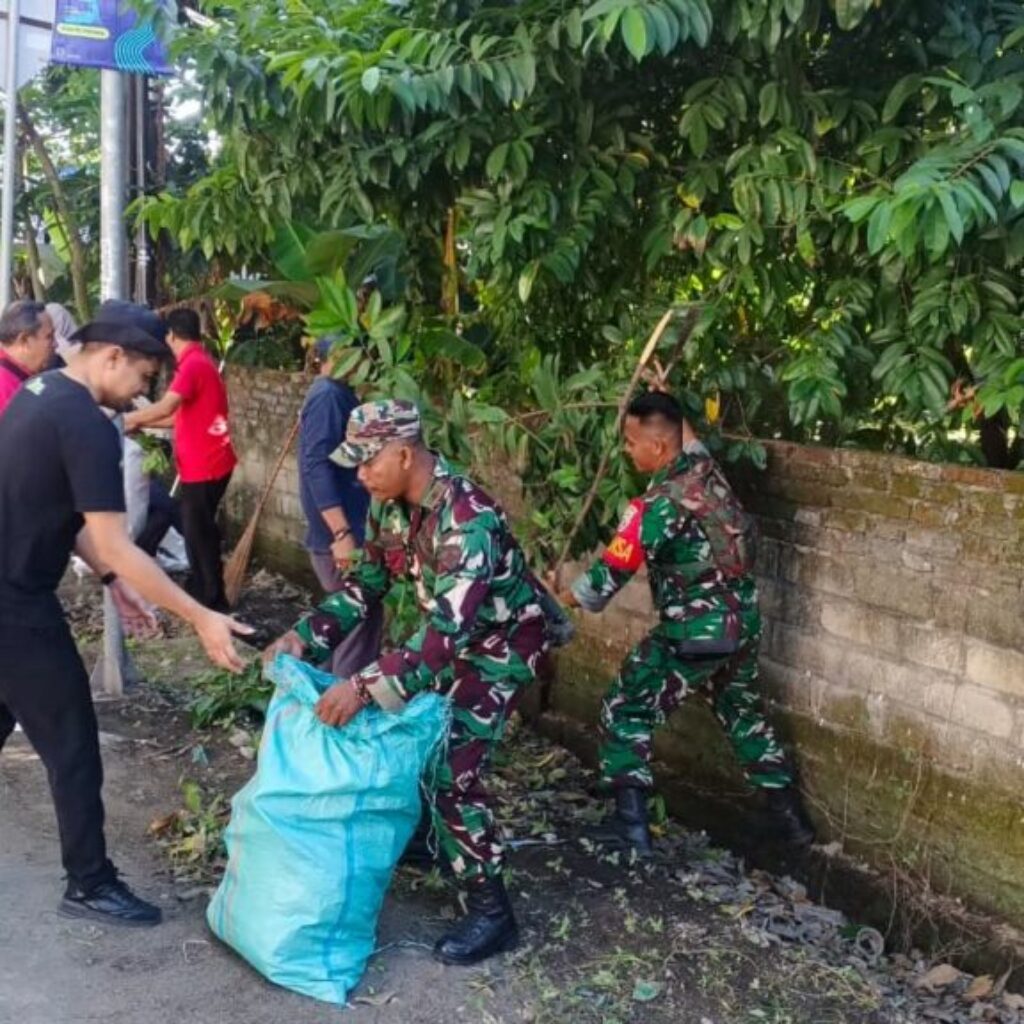 TNI dan Warga Pemenang Bersihkan Jalur Bangsal Bersama