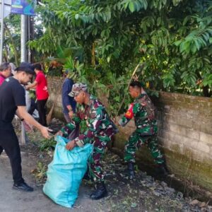 TNI dan Warga Pemenang Bersihkan Jalur Bangsal Bersama