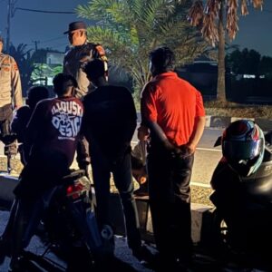 Malam Hari di Kediri Lombok Barat, Polisi Masuk ke Pemukiman Warga Demi Pastikan Situasi Kondusif