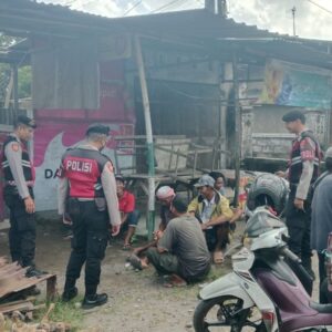 Polres Lombok Barat Kenalkan Inovasi KEMOS di Tengah Keramaian Pasar di Kuripan