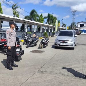 Antisipasi Lonjakan Penumpang ke Bali, Polisi Jaga Ketat Proses Pemuatan Kapal di Pelabuhan Lembar