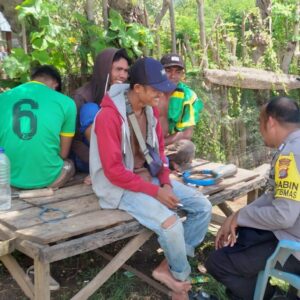 BHABINKAMTIBMAS POLSEK KEMPO SAMBANG PETANI JAGUNG, AJAK WARGA TINGKATKAN KAMTIBMAS DAN KEMANDIRIAN PERTANIAN