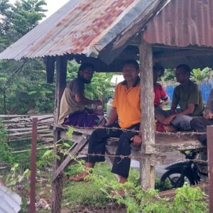 BHABINKAMTIBMAS DESA MANGGENAE JALIN SILATURAHMI DENGAN WARGA, AJAK PETANI TINGKATKAN HASIL PERTANIAN
