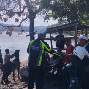 Implementasi Program Polisi Peduli, Satlantas Polres Bima Kabupaten Sambangi Tempat Wisata dan Sampaikan Himbauan Kamtibmas