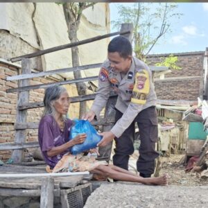 Sentuhan Humanis, Bhabinkamtibmas Polres Bima Kota Bagikan Sembako kepada Disabilitas dan Lansia