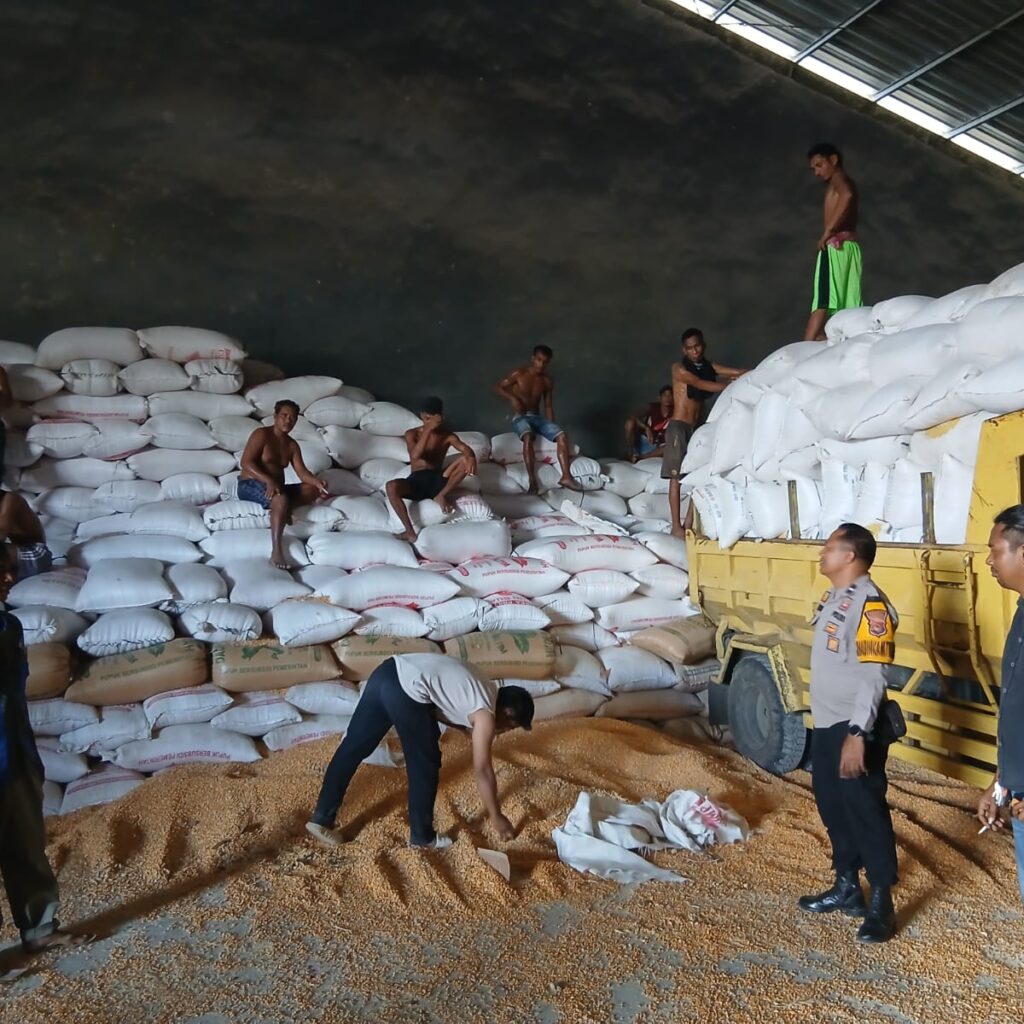 Bhabinkamtibmas Polres Bima Kota Sambangi dan Cek Aktivitas Bongkar Muat Jagung di Gudang Subur