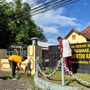 Personel Polsubsektor Raba Polres Bima Kota Laksanakan Manajemen Kebersihan Lingkungan Mako