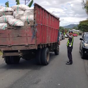 SAT LANTAS POLRES DOMPU LAKSANAKAN PENGAMANAN DAN PENGATURAN LALU LINTAS PADA KEGIATAN PANEN RAYA JAGUNG DI MANGGALEWA