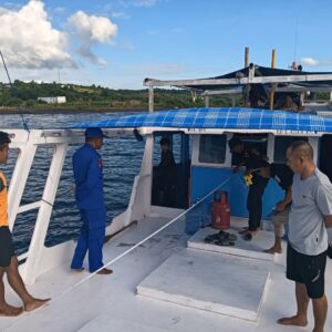 KAPAL POLISI XXI-2014 BERSAMA TNI AL DAN KSOP BIMA BANTU NELAYAN LAKSANAKAN PENGUKURAN KAPAL
