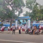 Rawan Siang Polres Bima Kota Bantu Pelajar dan Masyarakat Menyeberang Demi Ciptakan Kamtibcarlantas